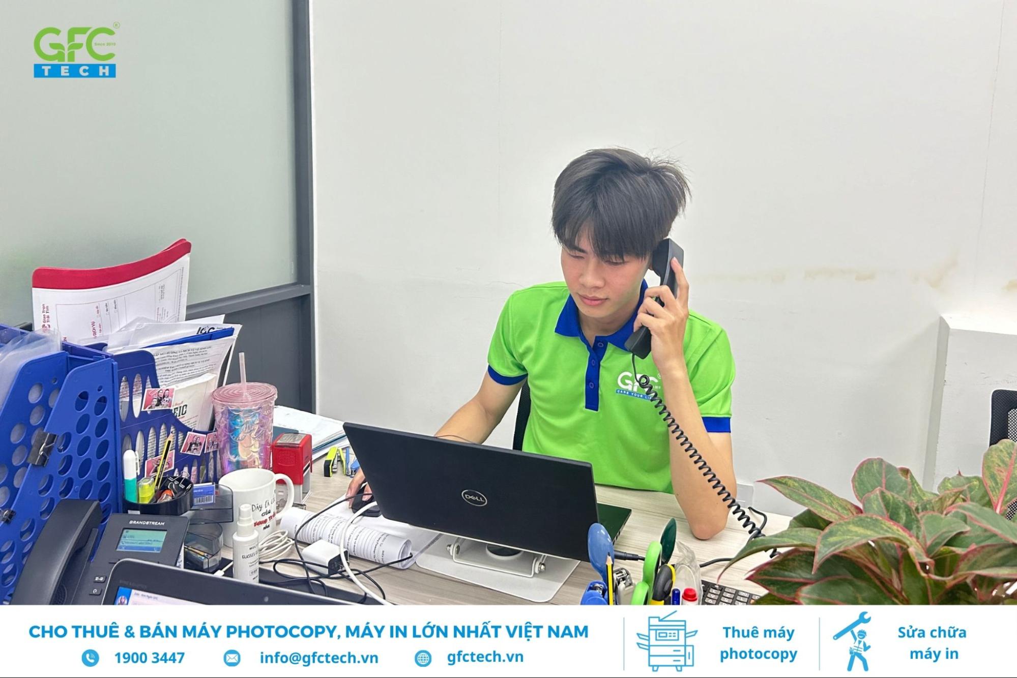 Kỹ thuật viên tiếp nhận thông tin và yêu cầu từ khách hàng