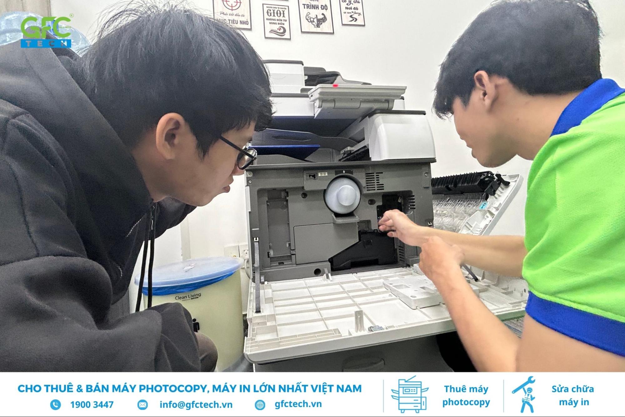 Kỹ thuật viên tháo hộp mực, kiểm tra trống, gạt, trục từ và linh kiện bên trong