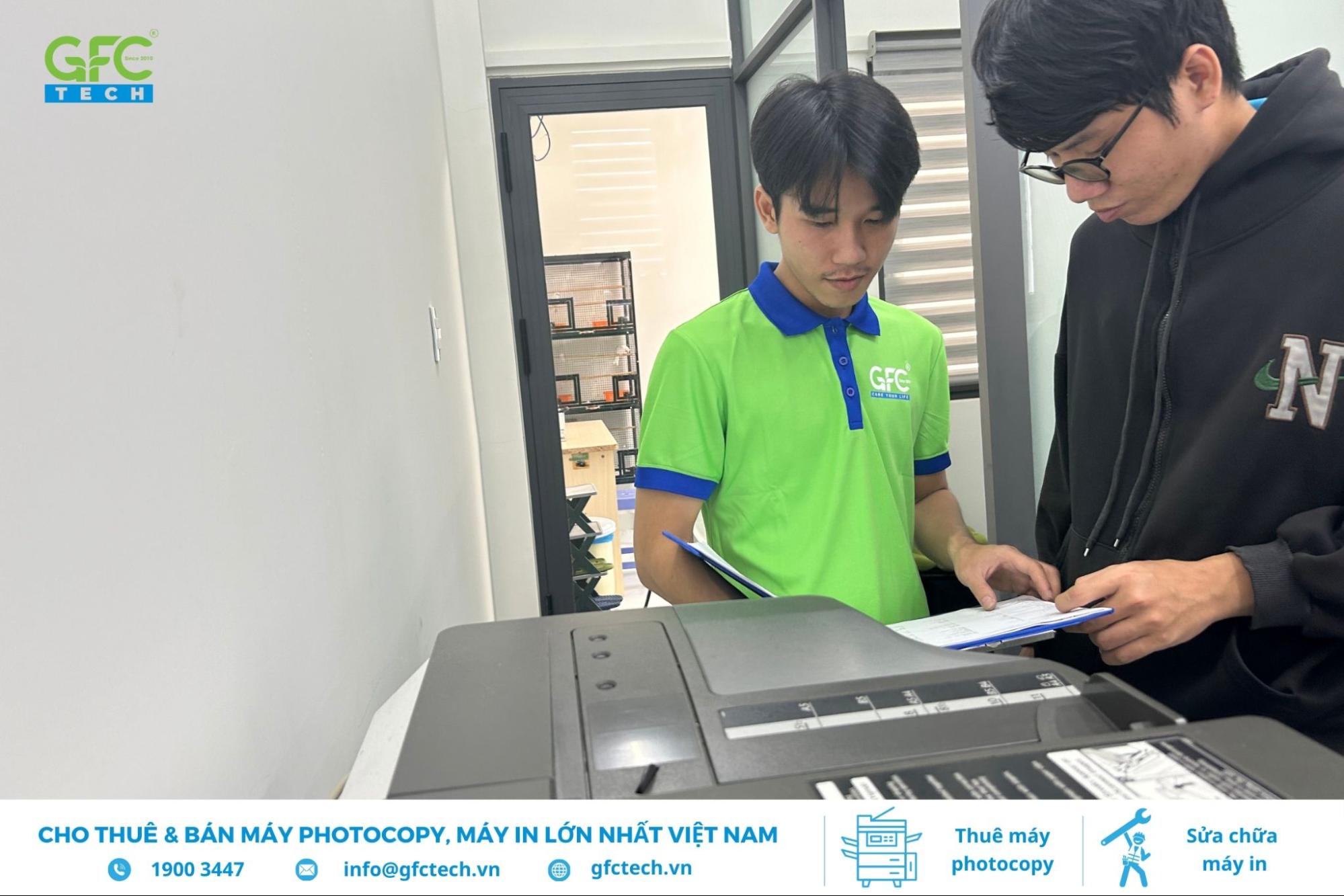 Kỹ thuật viên in test, xử lý lỗi nếu có và bàn giao máy kèm hướng dẫn sử dụng
