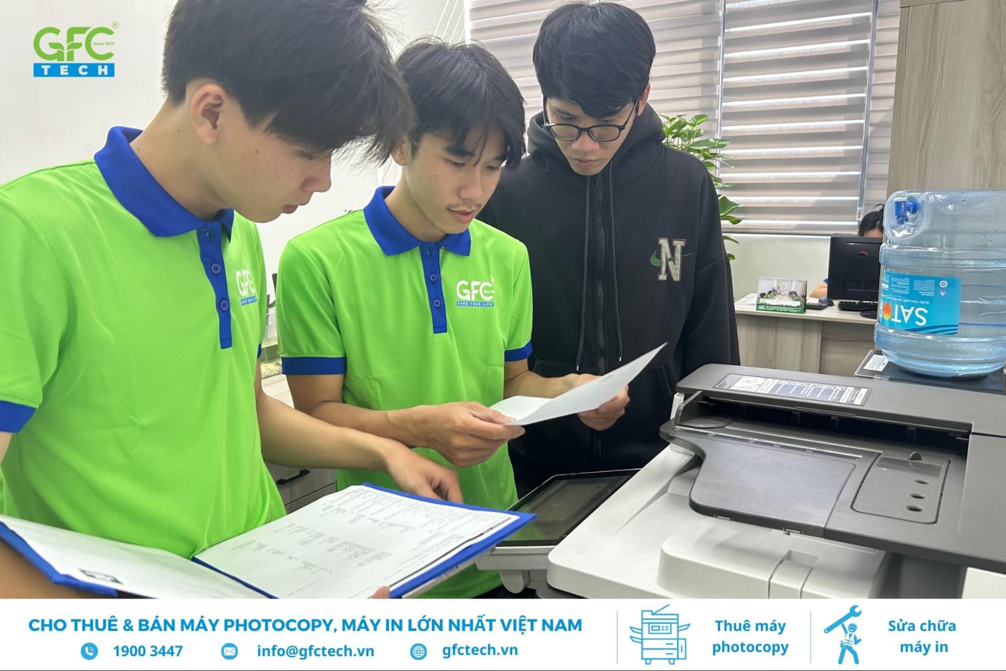Kỹ thuật viên kiểm tra máy, xác định lỗi và trao đổi hướng xử lý với khách hàng