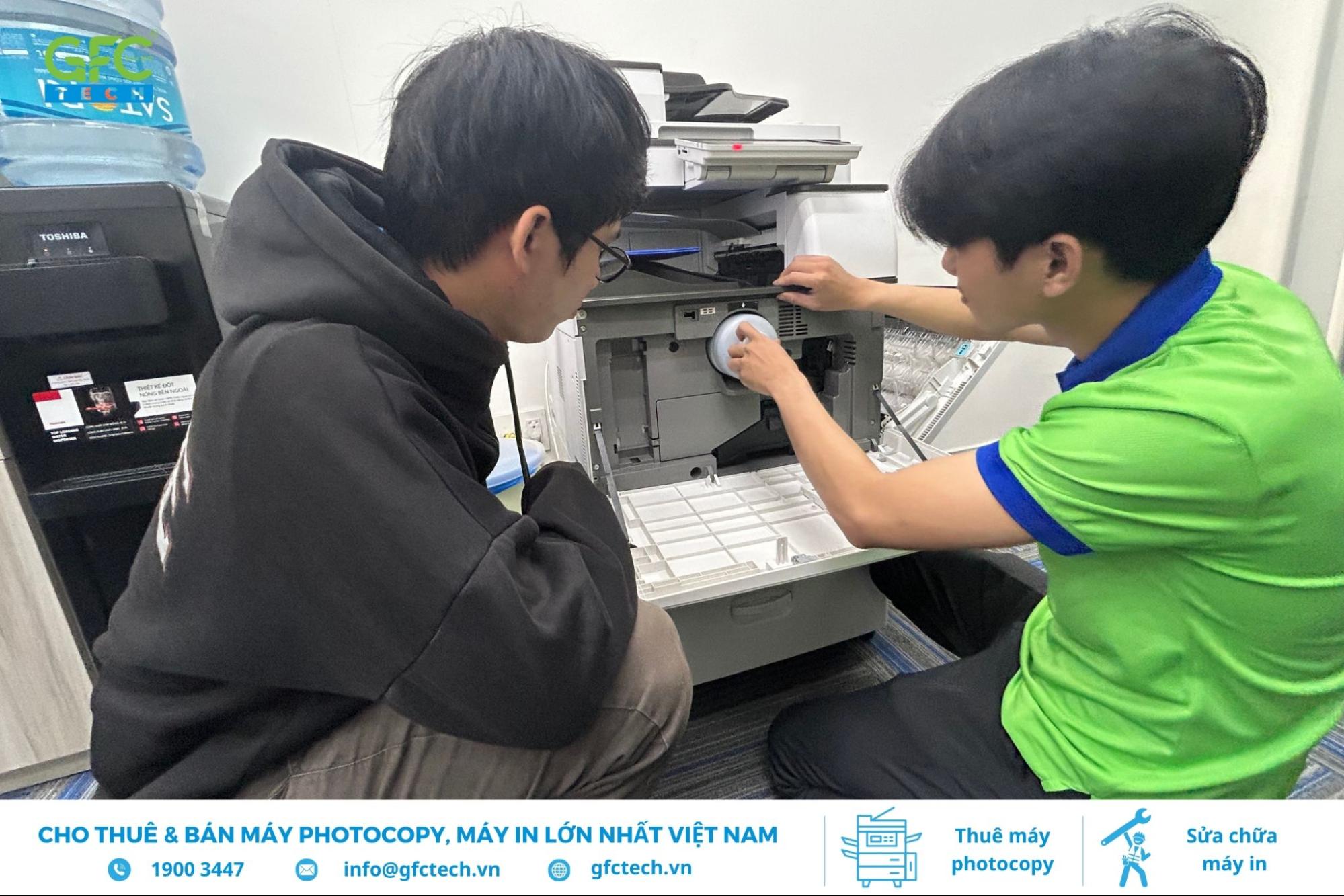 Kỹ thuật viên sửa chữa, kiểm tra và bàn giao máy cho khách hàng.